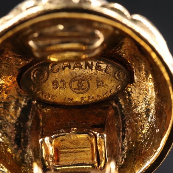 Vintage Authentic Chanel Quilted Logo Double CC Clip-on earrings - Picture 6 of 8